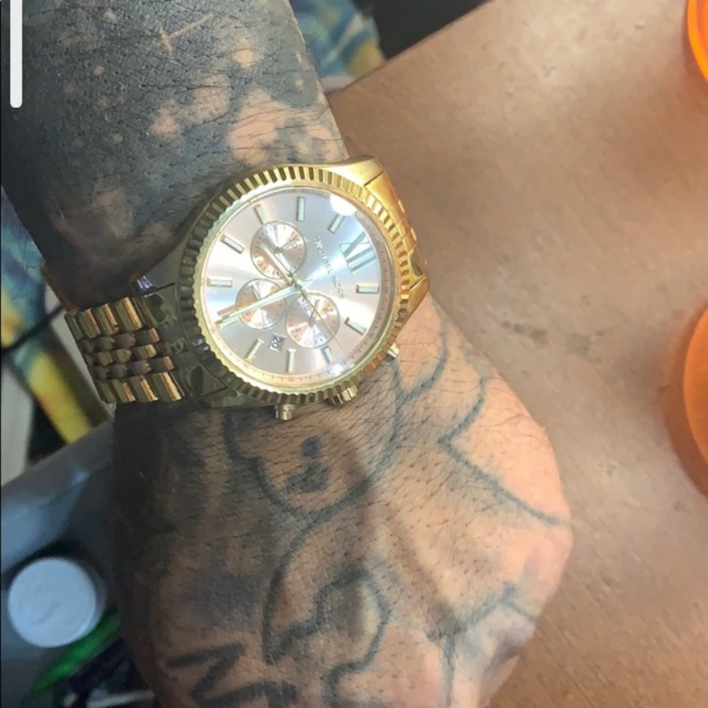 Men’s oversized watch